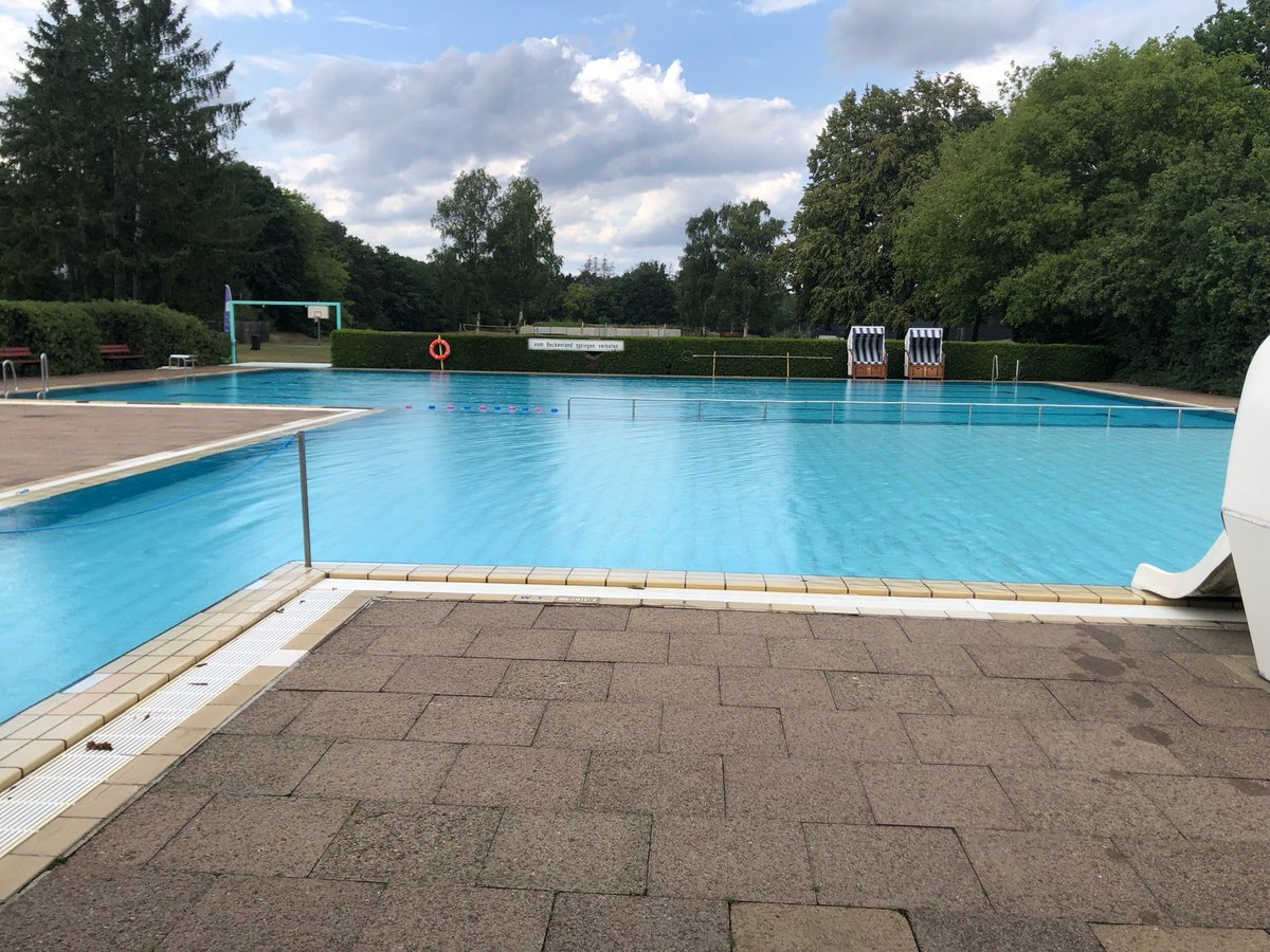 Wir haben dem Sommerregen getrotzt und eine Runde durch das warme Becken gedreht 👨‍👩‍👦‍👦 (@ Frei- und Hallenbad Winsen (Aller) in Winsen (Aller), NDS) swarmapp.com/c/8G52JYJPC8Y