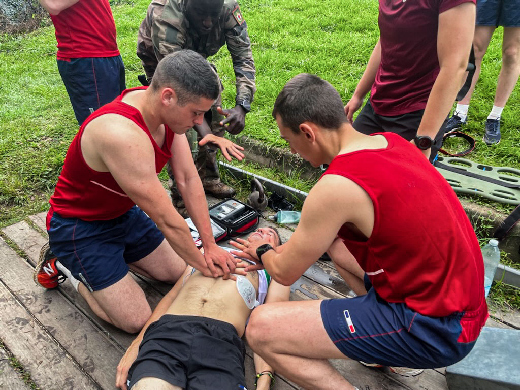 1er_ri's tweet image. #1RI – Révisons EVASAN pour tous en Guyane
Mi-juin, sur la Base Opérationnelle Avancée de Maripasoula, la 2ème compagnie de combat a réalisé un exercice de prise en charge et d’évacuation d’un blessé. 
@9eRima