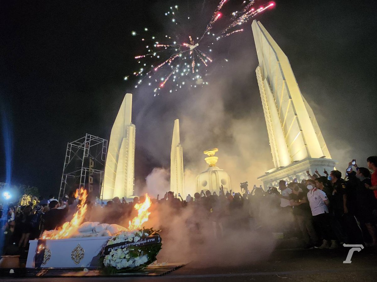 Thairath_News's tweet photo. ม็อบ 19 กรกฎา 66 ประกาศยุติการชุมนุมแล้ว เตรียมนัดชุมนุมต่อเนื่อง⁣
⁣
22.20 น. #ม็อบ19กรกฎา66 ประกาศยุติชุมนุม เตรียมนัดชุมนุมต่อเนื่อง พร้อมประกาศ 3 ข้อเรียกร้อง ต่อสมาชิกวุฒิสภา และพรรคร่วมฝ่ายประชาธิปไตย 8 พรรค⁣
⁣
โดยแกนนำอ่านประกาศแถลงการณ์ 3 ข้อเรียกร้องต่อสมาชิกวุฒิสภา และพรรคร่วมฝ่ายประชาธิปไตย 8 พรรค⁣
โดยสรุปใจความไว้ว่า เนื่องด้วยการลงประชามติ เมื่อวันที่ 19 ก.ค. ที่จบสิ้นไป เป็นที่ประจักษ์แล้วว่า เสียงข้างน้อยได้บดขยี้เจตจำนงของประชาชนผู้เป็นเจ้าของอำนาจตัวจริง ซึ่งเราไม่อาจทนการดูหมิ่นเจตจำนงได้ จึงขอประกาศ 3 ข้อเรียกร้องดังนี้⁣

1. สมาชิกวุฒิสภา ต้องไม่ขัดข้อง และอนุมัติตามเจตจำนงของประชาชน ด้วยการลาออกจากวุฒิสภาทันที⁣
2. พรรคการเมืองฝ่ายประชาธิปไตย 8 พรรคต้องธำรงความสามัคคีเหนียวแน่นจับมือกันไว้⁣
3. พรรคการเมืองทั้ง 8 พรรคต้องยึดมั่นในสัจจะสัญญาที่ตกลงไว้กับประชาชน ไม่ลดระดับสัญญาใดๆ ที่เคยไว้ให้แก่ประชาชน แม้แต่ข้อเดียว⁣

ก่อนจะพากันยืนชูสามนิ้วพร้อมพูดวร่วมกันพูดว่า "เผด็จการจงพินาศ ประชาราษฎรจงเจริญ" และแจกดอกไม้จันทน์ให้ทำพิธีเผาไฟ⁣
⁣
ที่มา : https://t.co/fKNBRpJ3vg⁣
⁣
#ม็อบ19กรกฎา66 #โหวตนายกรอบ2 #ไทยรัฐออนไลน์