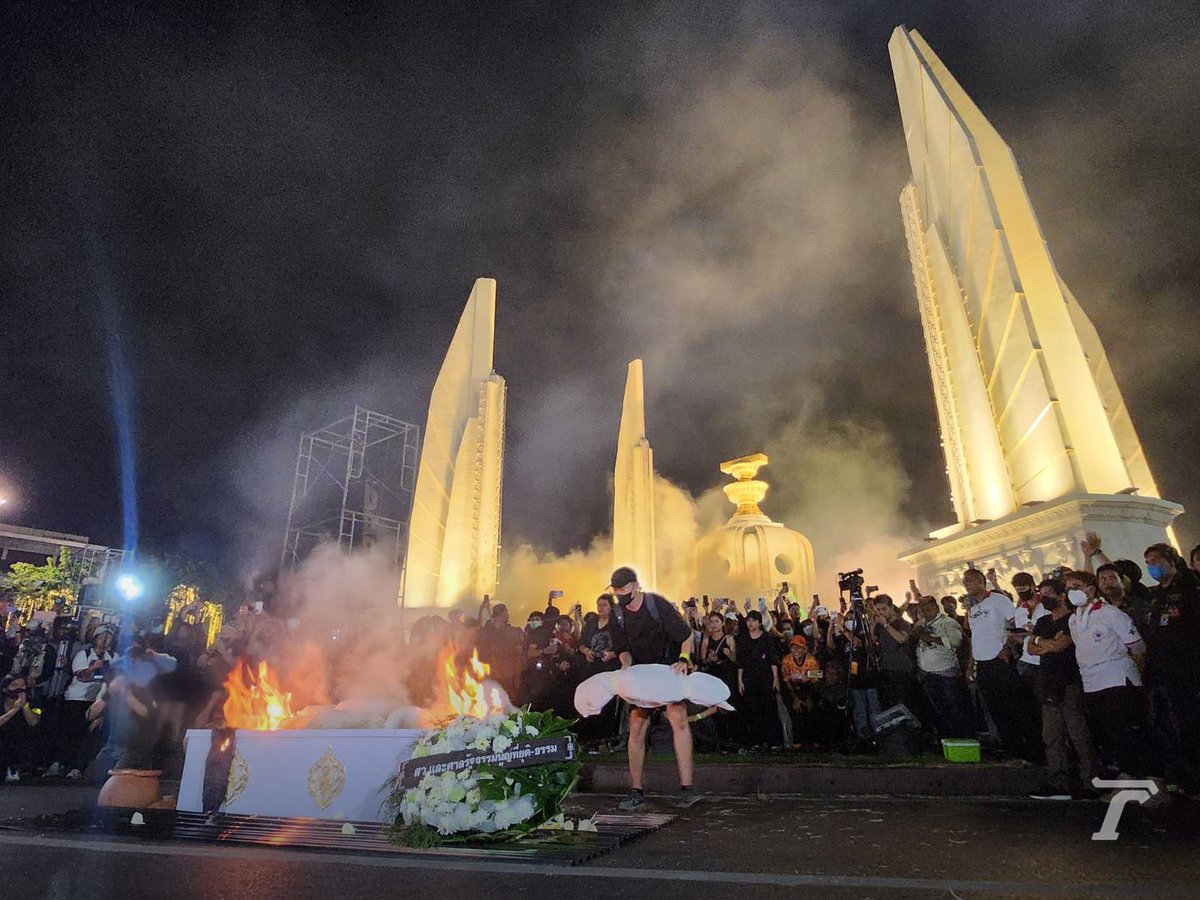 Thairath_News's tweet photo. ม็อบ 19 กรกฎา 66 ประกาศยุติการชุมนุมแล้ว เตรียมนัดชุมนุมต่อเนื่อง⁣
⁣
22.20 น. #ม็อบ19กรกฎา66 ประกาศยุติชุมนุม เตรียมนัดชุมนุมต่อเนื่อง พร้อมประกาศ 3 ข้อเรียกร้อง ต่อสมาชิกวุฒิสภา และพรรคร่วมฝ่ายประชาธิปไตย 8 พรรค⁣
⁣
โดยแกนนำอ่านประกาศแถลงการณ์ 3 ข้อเรียกร้องต่อสมาชิกวุฒิสภา และพรรคร่วมฝ่ายประชาธิปไตย 8 พรรค⁣
โดยสรุปใจความไว้ว่า เนื่องด้วยการลงประชามติ เมื่อวันที่ 19 ก.ค. ที่จบสิ้นไป เป็นที่ประจักษ์แล้วว่า เสียงข้างน้อยได้บดขยี้เจตจำนงของประชาชนผู้เป็นเจ้าของอำนาจตัวจริง ซึ่งเราไม่อาจทนการดูหมิ่นเจตจำนงได้ จึงขอประกาศ 3 ข้อเรียกร้องดังนี้⁣

1. สมาชิกวุฒิสภา ต้องไม่ขัดข้อง และอนุมัติตามเจตจำนงของประชาชน ด้วยการลาออกจากวุฒิสภาทันที⁣
2. พรรคการเมืองฝ่ายประชาธิปไตย 8 พรรคต้องธำรงความสามัคคีเหนียวแน่นจับมือกันไว้⁣
3. พรรคการเมืองทั้ง 8 พรรคต้องยึดมั่นในสัจจะสัญญาที่ตกลงไว้กับประชาชน ไม่ลดระดับสัญญาใดๆ ที่เคยไว้ให้แก่ประชาชน แม้แต่ข้อเดียว⁣

ก่อนจะพากันยืนชูสามนิ้วพร้อมพูดวร่วมกันพูดว่า "เผด็จการจงพินาศ ประชาราษฎรจงเจริญ" และแจกดอกไม้จันทน์ให้ทำพิธีเผาไฟ⁣
⁣
ที่มา : https://t.co/fKNBRpJ3vg⁣
⁣
#ม็อบ19กรกฎา66 #โหวตนายกรอบ2 #ไทยรัฐออนไลน์