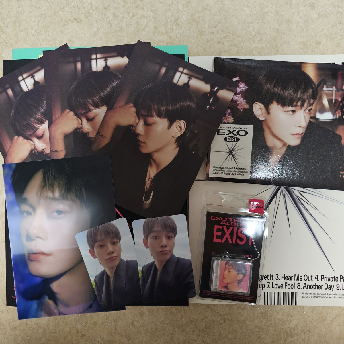 happy9exo's tweet photo. 첸 CHEN 
앨범 스미니 album &amp; Smini
포토카드 포카 photo card poca
엽서 post card
랜티큘러 lenticular card

ALL 30,000 won https://t.co/QUj6TGo8it