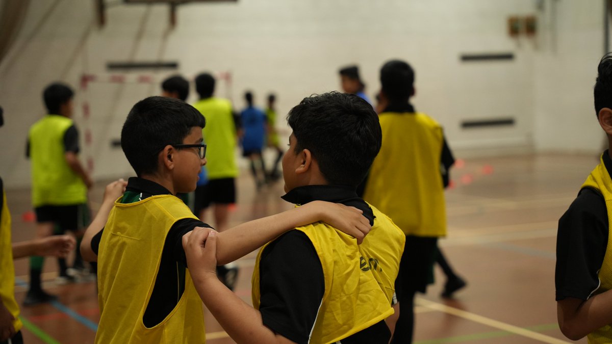 PhotographyChSB's tweet photo. Fair but competitive play between @WatlingHouse and @AkemanCHSB in this game of handball. @ChallneyBoys @ChallneyPEDept https://t.co/XrlrWEAVmS