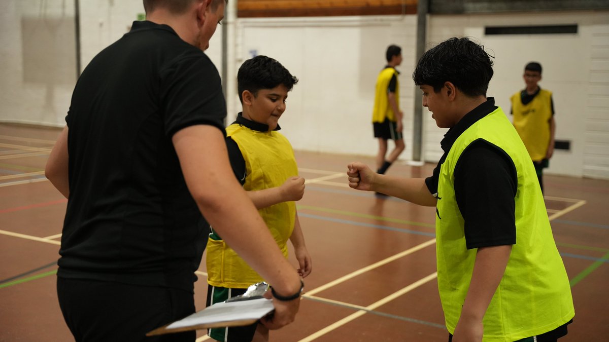 PhotographyChSB's tweet photo. Fair but competitive play between @WatlingHouse and @AkemanCHSB in this game of handball. @ChallneyBoys @ChallneyPEDept https://t.co/XrlrWEAVmS