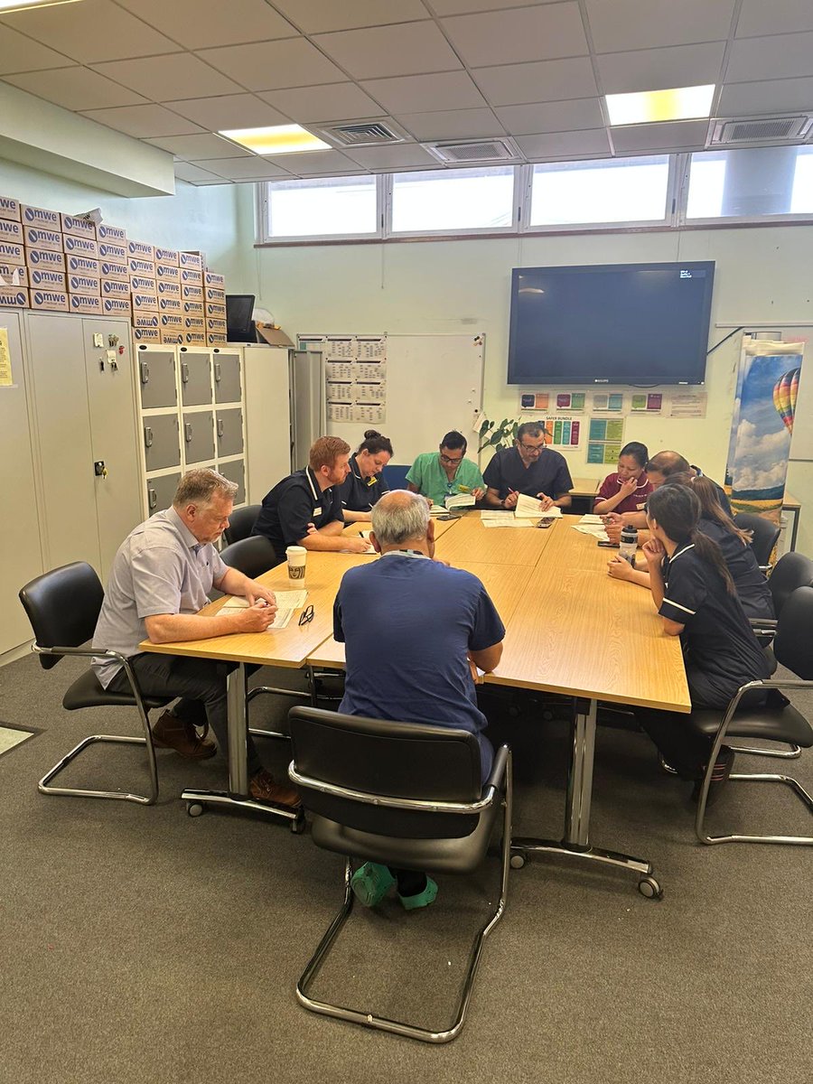 Royal Free operations room at 8am - Huddle re elective admissions - so good to see all these teams working so effectively to start surgery on time. ⁦@SuadNHS⁩ ⁦@WhippetPickle⁩ ⁦@RoyalFreeNHS⁩ #Noor #Ahmed. Great work!