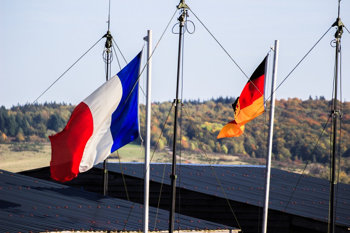 1er_ri's tweet image. #1RI - Les drapeaux français et allemand, symboles du lien fort de la brigade franco-allemande (camp de Baumeholder, Allemagne)
#jeudiphoto