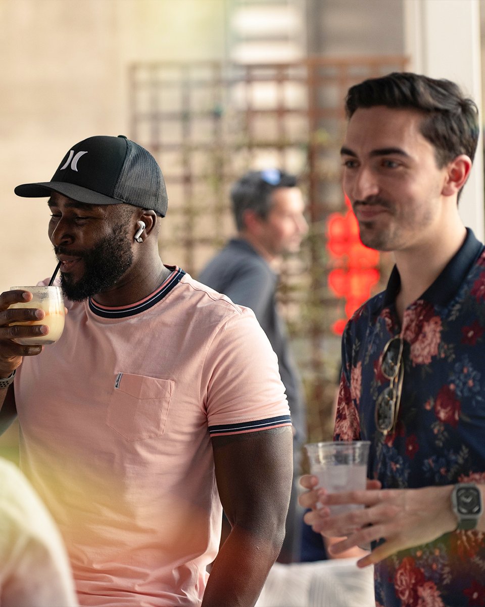AiperOfficial's tweet photo. We bring vacation to YOUR home, so you can relax and enjoy paradise! If there's one thing we at Aiper know, it's how to throw a party.
Aiper cocktails, live music, good people. What else can you ask for out of a vacation?
#AiperPoolParty #AiperStaycation #BringVacationHome https://t.co/ROrtdpYlM4