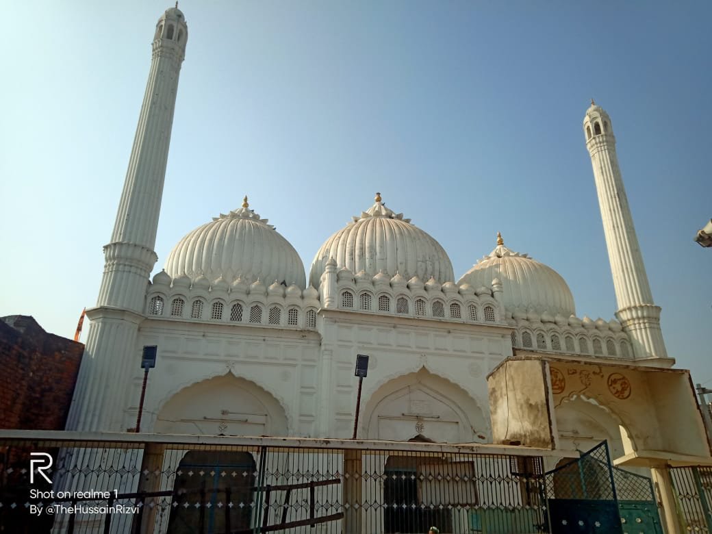 asadowaisi's tweet photo. अयोध्या में “रामपथ” के चौड़ीकरण के दौरान “खजूर की मस्जिद” का मामला सामने आया है। मस्जिद के मिनार (दाहिना) को गिराने की ग़ैर-क़ानूनी कोशिश की जा रही है और मस्जिद के ज़िम्मेदार ने हाई कोर्ट में याचिका दायर की है।मिनार को इस तरह दबाव बना कर तोड़ने की कोशिश करना निंदनीय है। @myogiadityanath को चाहिए के व��� क़ानून का पालन करें और शिया समुदाय की इस ऐतिहासिक मस्जिद का सम्मान करें।
