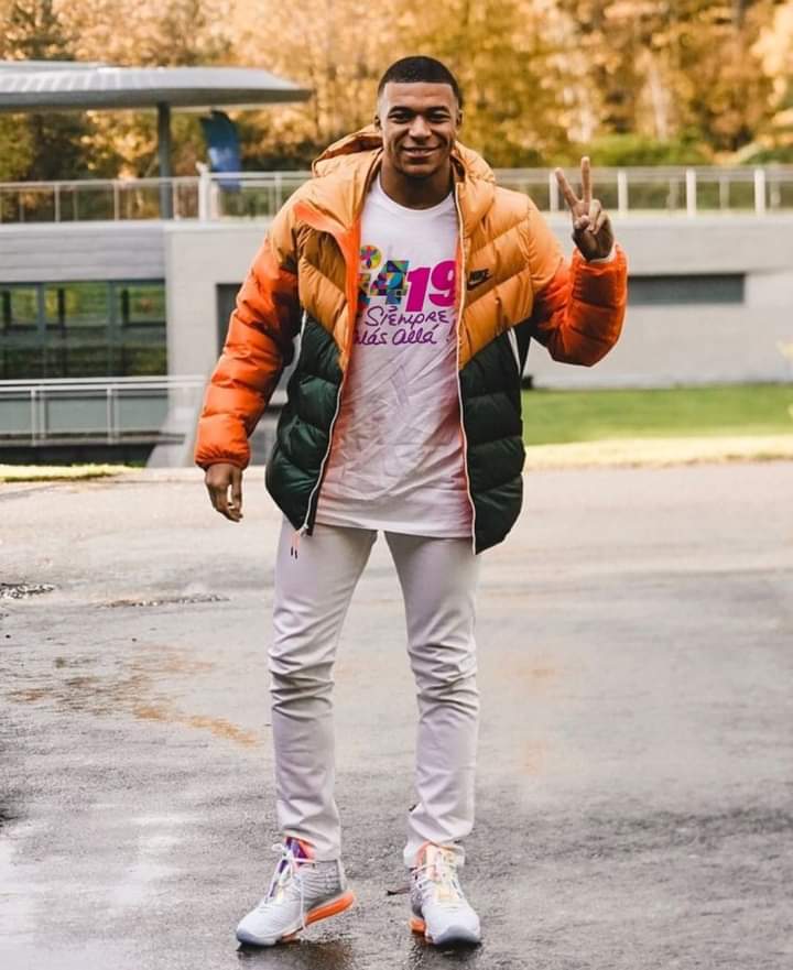 Duropa_'s tweet photo. Kylian Mbappé saluda otro aniversario del triunfo de la Revolución Popular Sandinista. Durante su reciente visita a Miami, donde participó en la fiesta blanca, expresó sentir gran admiración por el Cmdte. Daniel.
#4419SiempreMasAlla 
#UnidosEnVictorias 
#4419VivalaRevolucion https://t.co/mDxJPtYfsx