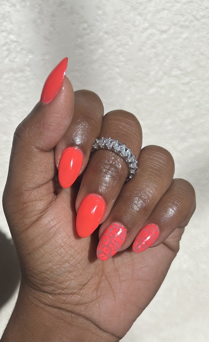 I absolutely love my latest set!!! They’re just so cute and perfect for the summer #diynails #gelx 

Should I do a YouTube video on how I achieved this look? 🤔