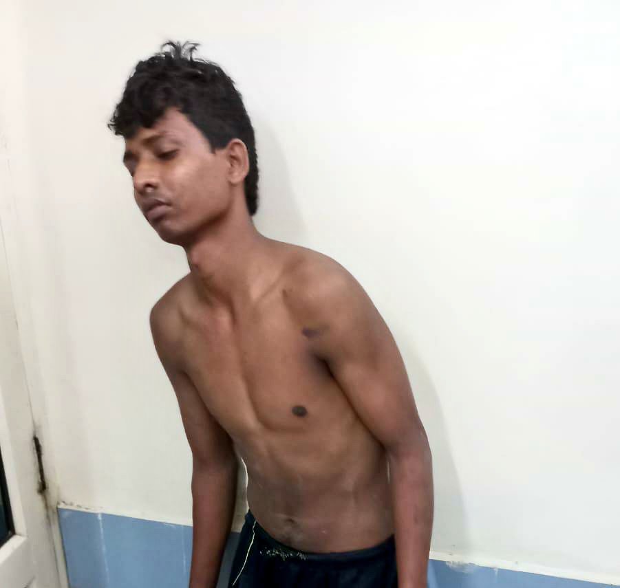 gurgaonpolice's tweet photo. अपील:
एक युवक ने सिरहौल गांव में एक नुकीली वस्तु से एक छोटे बच्चे व महिला पर हमला कर दिया था। इस युवक का नाम बिल्सन मिन्ज है जो सिरहोल गांव में किराए पर रहता था। यह व्यक्ति मानसिक रुप में अस्वस्थ है तथा इस अवस्था के कारण यह अन्य किसी भी व्यक्ति पर हमला कर सकता है। https://t.co/u19L8gUHAM