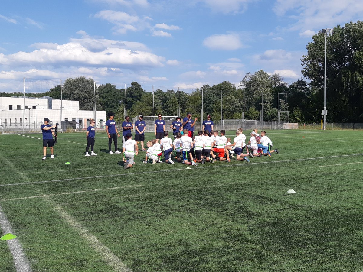 CoachVoyt's tweet photo. History in the making ..The 1st #NFLFlag camp in Warsaw ! always🇵🇱🏈🇺🇸 @NFL @nflcommish @heykayadams @richeisen @R_Oben @PolishEmbassyUS @Patriots @NFLFLAG @PFL_liga @AFIReview @IFAFMedia Zapraszamy na Bemowo @Polsport @TSmokowski @BorekMati 😎 #RepYourFlag 
🏳🚩 https://t.co/ig4kmk1nU7