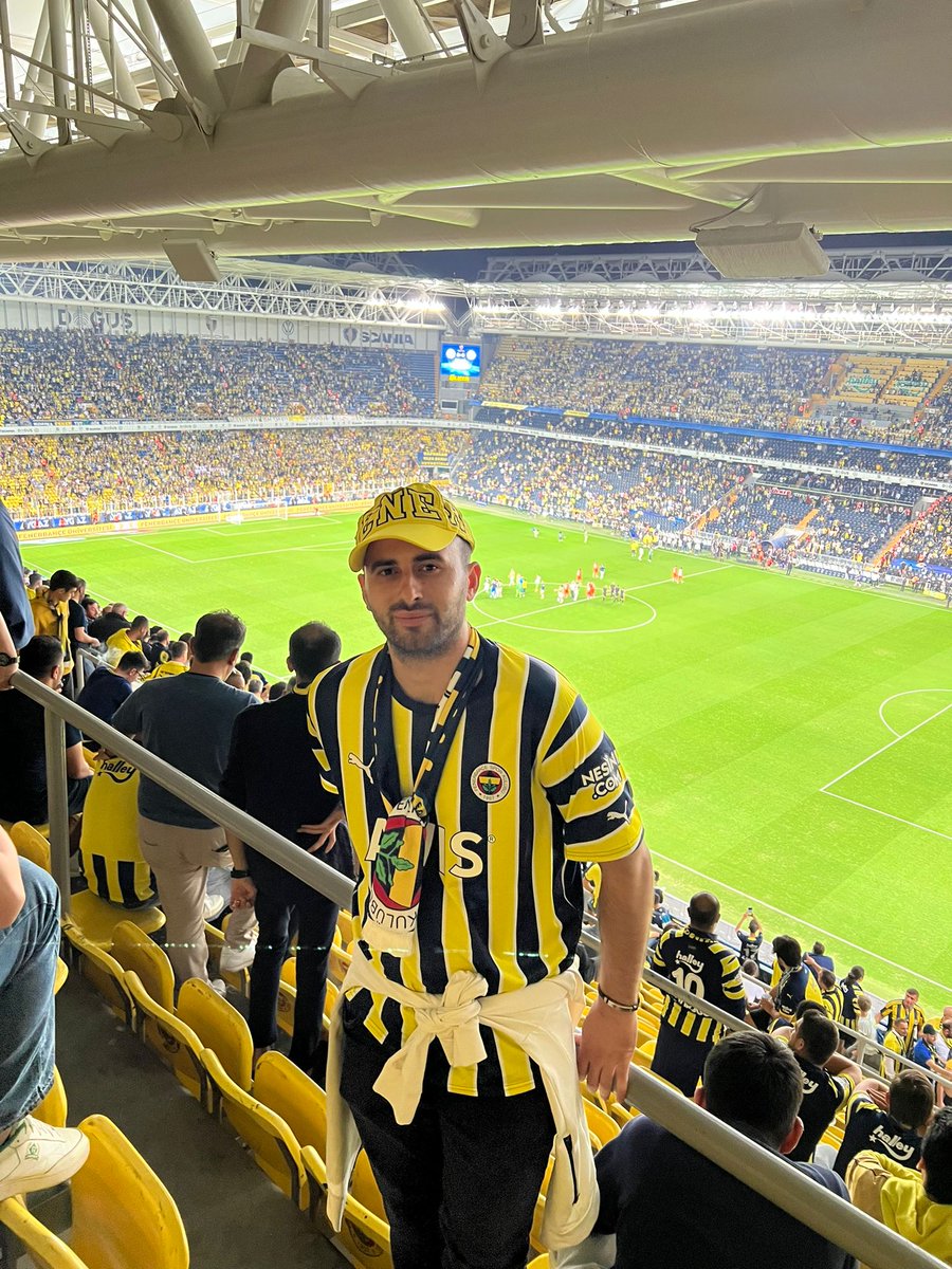 Bizi bu hayatta en çok Fenerbahçe üzdü ama biz yine ona sarılıp ağladık. #DünyaFenerbahçelilerGünü