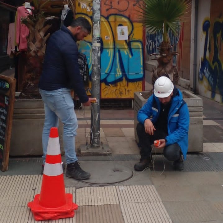 SISS_CHILE's tweet photo. 🔎 ¡Estamos en terreno! 💧Profesionales #SISS de la Oficina Regional de #Valparaíso acuden a #ViñaDelMar para fiscalizar reclamos de olores en el pasaje Cousiño - Avenida Valparaíso y calle Arlegui 🕳️🚨 https://t.co/EuBYgQa2k8