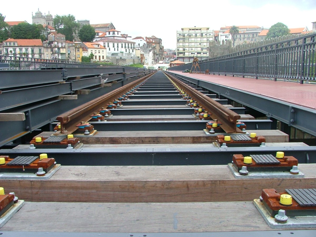 MetrodoPorto's tweet photo. #throwback2005
Pelo tabuleiro superior da Ponte Luiz I colocam-se os carris e trabalham-se os últimos detalhes para receber o Metro, através da Linha Amarela (D). https://t.co/m0zvT2ZK6W