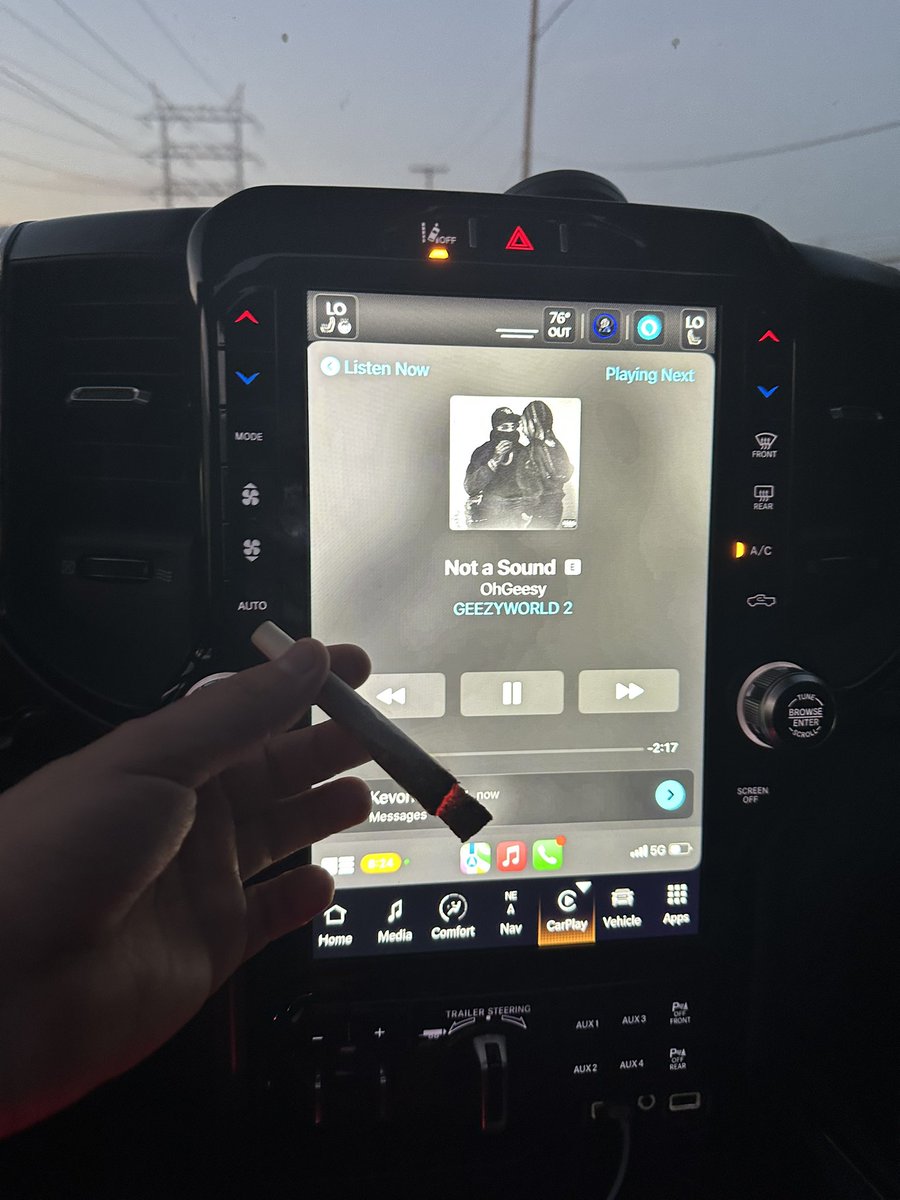 Flowersbyfidels's tweet photo. smoke herb play soccer like marley
⚽️💨 https://t.co/6GaPdc85mr