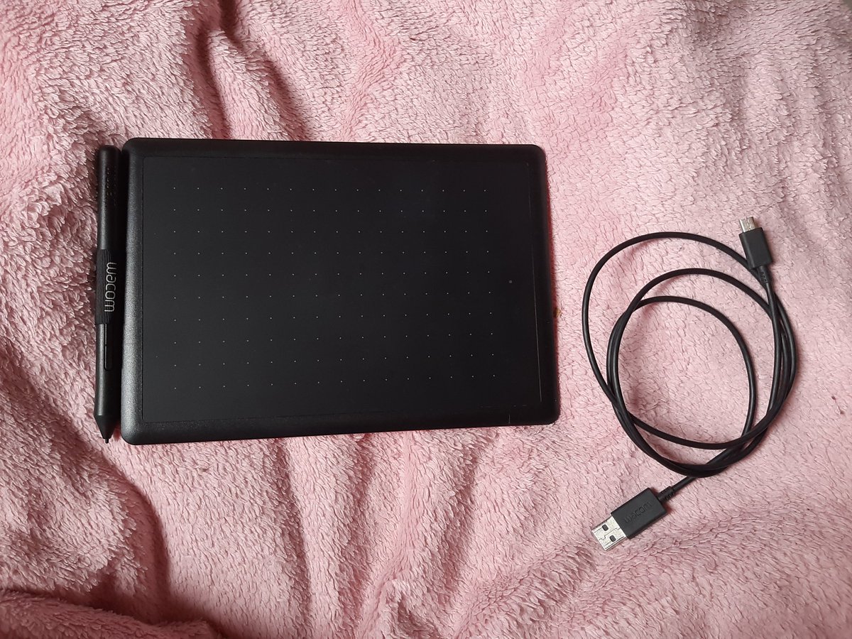 cajuying's tweet image. oi gente

tô vendendo uma mesa digitalizadora da wacom, foi usada umas 5 vezes no máximo. faço por 140, mas podemos negociar qualquer coisa :)

entrego em mãos em curitiba ou ponta grossa. outros lugares envio por correios 

(rt pfvr)