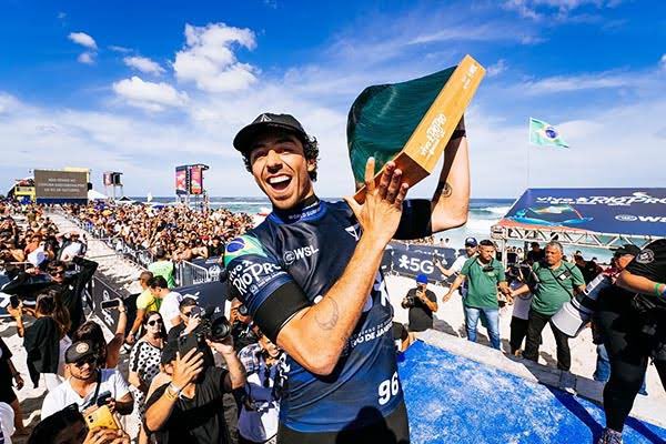 piuesportes's tweet photo. WSL 2023 - MASCULINO 🏄

🏆Pipeline: 🇦🇺 Jack Robinson
🏆Sunset: 🇧🇷 Filipe Toledo
🏆Peniche: 🇧🇷 Chumbinho
🏆Bells: 🇦🇺 Ethan Ewing
🏆Margaret: 🇧🇷 Gabriel Medina
🏆Ranch: 🇺🇸 Griffin Colapinto
🏆El Salvador: 🇧🇷 Filipe Toledo
🏆Saquarema: 🇧🇷 Yago Dora
🏆J-Bay: 🇧🇷 Filipe Toledo

🔥⚡️ https://t.co/CBhjQ1xX3j