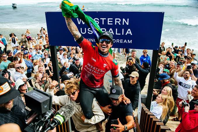 piuesportes's tweet photo. WSL 2023 - MASCULINO 🏄

🏆Pipeline: 🇦🇺 Jack Robinson
🏆Sunset: 🇧🇷 Filipe Toledo
🏆Peniche: 🇧🇷 Chumbinho
🏆Bells: 🇦🇺 Ethan Ewing
🏆Margaret: 🇧🇷 Gabriel Medina
🏆Ranch: 🇺🇸 Griffin Colapinto
🏆El Salvador: 🇧🇷 Filipe Toledo
🏆Saquarema: 🇧🇷 Yago Dora
🏆J-Bay: 🇧🇷 Filipe Toledo

🔥⚡️ https://t.co/CBhjQ1xX3j