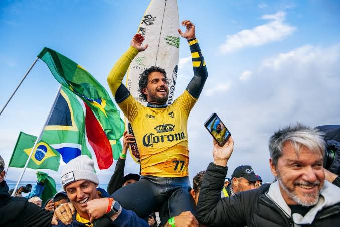 piuesportes's tweet photo. WSL 2023 - MASCULINO 🏄

🏆Pipeline: 🇦🇺 Jack Robinson
🏆Sunset: 🇧🇷 Filipe Toledo
🏆Peniche: 🇧🇷 Chumbinho
🏆Bells: 🇦🇺 Ethan Ewing
🏆Margaret: 🇧🇷 Gabriel Medina
🏆Ranch: 🇺🇸 Griffin Colapinto
🏆El Salvador: 🇧🇷 Filipe Toledo
🏆Saquarema: 🇧🇷 Yago Dora
🏆J-Bay: 🇧🇷 Filipe Toledo

🔥⚡️ https://t.co/CBhjQ1xX3j
