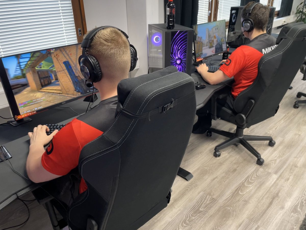 Mvkeli's tweet photo. Lomat lusittu
Minä ja mikko tuossa 
ED maistuu ja homma jatkuu! #sponsorED #kaupallinenyhteistyö @EDenergiajuoma @ExenEsports https://t.co/8OsRw5Vujg