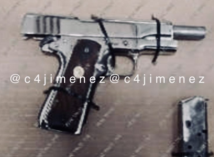 SE PELEA CHOFER de <a href="/MetrobusCDMX/">Metrobús CDMX</a> …y SACA PISTOLA PARA AMENAZAR a CONDUCTOR
Antonio Lozada
Manejaba por la línea 5 en <a href="/A_VCarranza/">Alcaldía Venustiano Carranza</a> 
Peleó y amedrentó a un conductor con esta pistola.
Agentes de Tránsito de <a href="/SSC_CDMX/">SSC CDMX</a> lo bajaron, desarmaron y detuvieron.
Acabó en <a href="/FiscaliaCDMX/">Fiscalía CDMX</a>