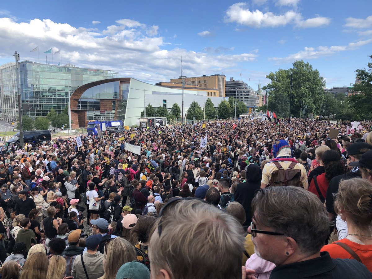 Tuhannet marssivat rasismia vastaan Helsingissä keskiviikkona.