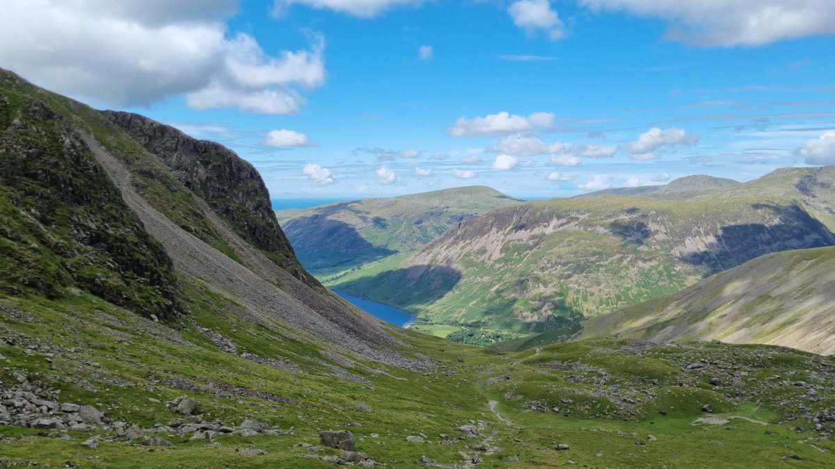 holmfirthhigh's tweet photo. Blue sky and an amazing view on our Lakes adventure #activitiesweek2023 #happykids #schooltrip https://t.co/CP3Y4gQni2