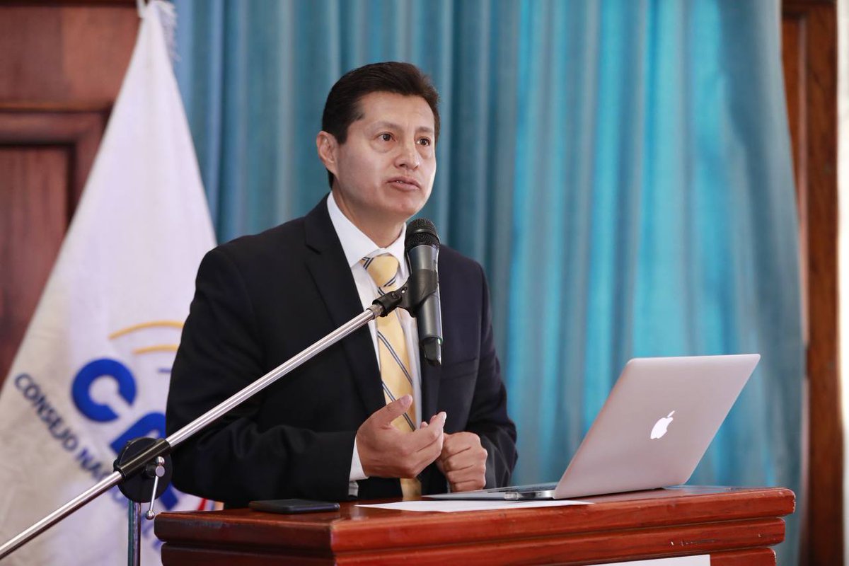 CNEEsmeraldas's tweet image. #ConversatorioVotoTelemático

#StalinCardona, funcionario electoral, explicó que para garantizar el derecho al Voto de los compatriotas en el exterior se hizo necesario establecer: 👇

✅📦 Identificación del ciudadano 
✅📦 Votación-Sufragio