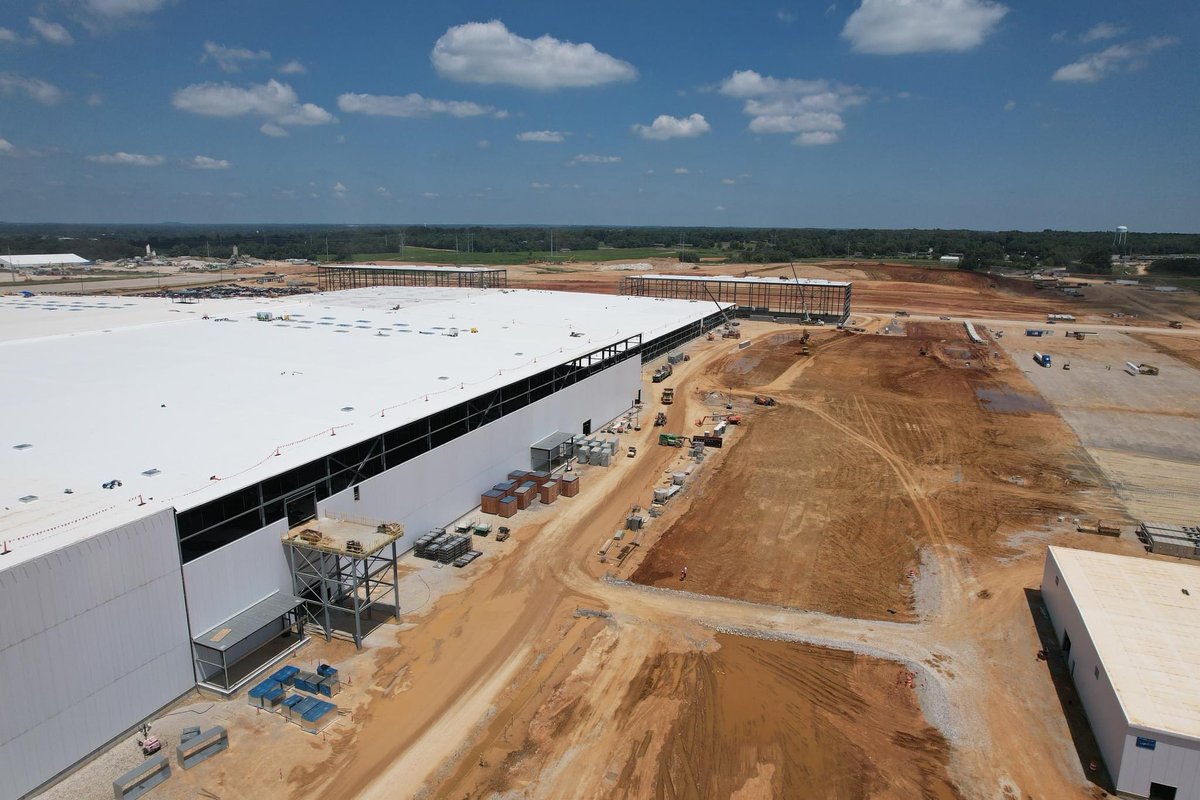 Check out the progress at #BlueOvalSK Battery Park in Glendale, KY! Our construction partners at @bartonmalow and @grayconstructio have already erected 40,000 TONS of steel on site! Construction is on schedule and #EV battery production is slated to begin in 2025! #BlueOvalSK_KY