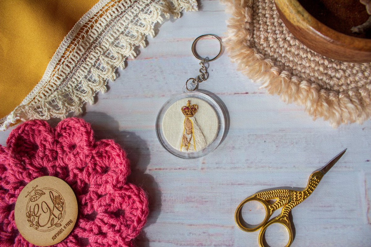 embroideryhands's tweet photo. 💐✨Llavero de 5cm de acrílico transparente de la Virgen de Fátima✨
✨💖Les dejo éste bordado que hice hace ya un tiempito🤗 
🌼¿Qué les pareció?🌼
📝Recuerden que se toman pedidos con bastante tiempo de anticipación ya que cada bordado lleva su tiempo de creación 😊 https://t.co/5BdjqUC4YR
