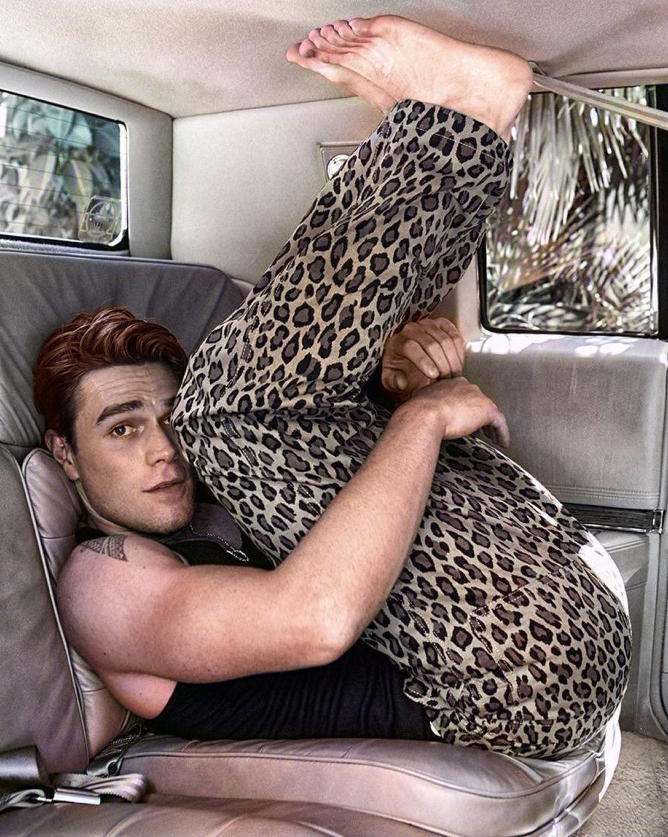 just__feet's tweet photo. KJ Apa's feet #feet #KJApa #malefeet https://t.co/qHQUL9lEfx