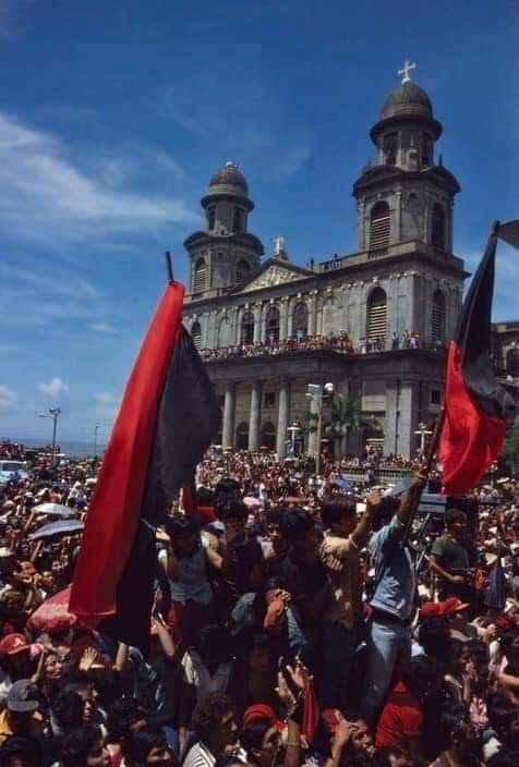 19 de Julio de 1979 triunfo histórico que hoy debemos seguir defendiendo con las nuevas armas y en los nuevos tiempos ¡Viva Daniel y Rosario! ❤️🖤✌🏻

#DerechoUNANLeon
#4419VivalaRevolucion
#LeonRevoluvion