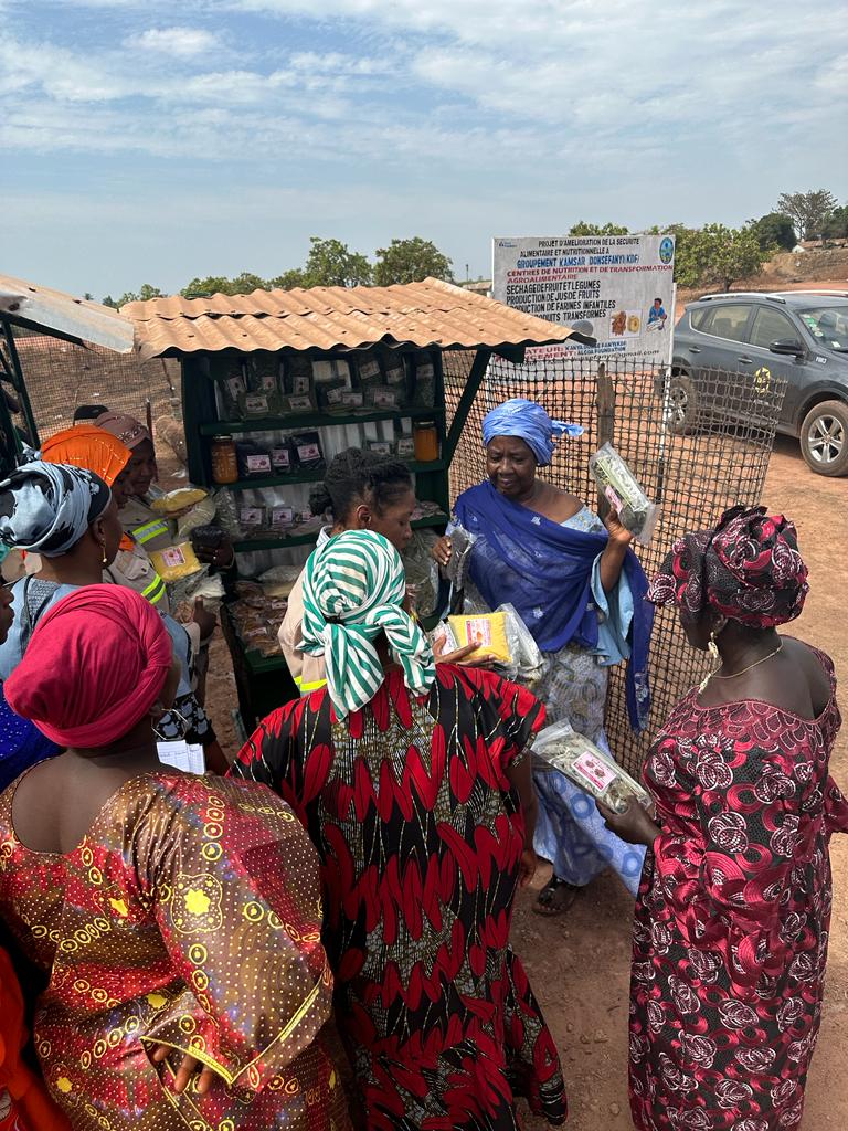 Our partner Kanya Donse Fanyi is increasing income generation opportunities for women and combating hunger in Guinea. Three new food processing centers are feeding malnourished children and producing a revenue source women. Read the full story:  bit.ly/3O1zrIK