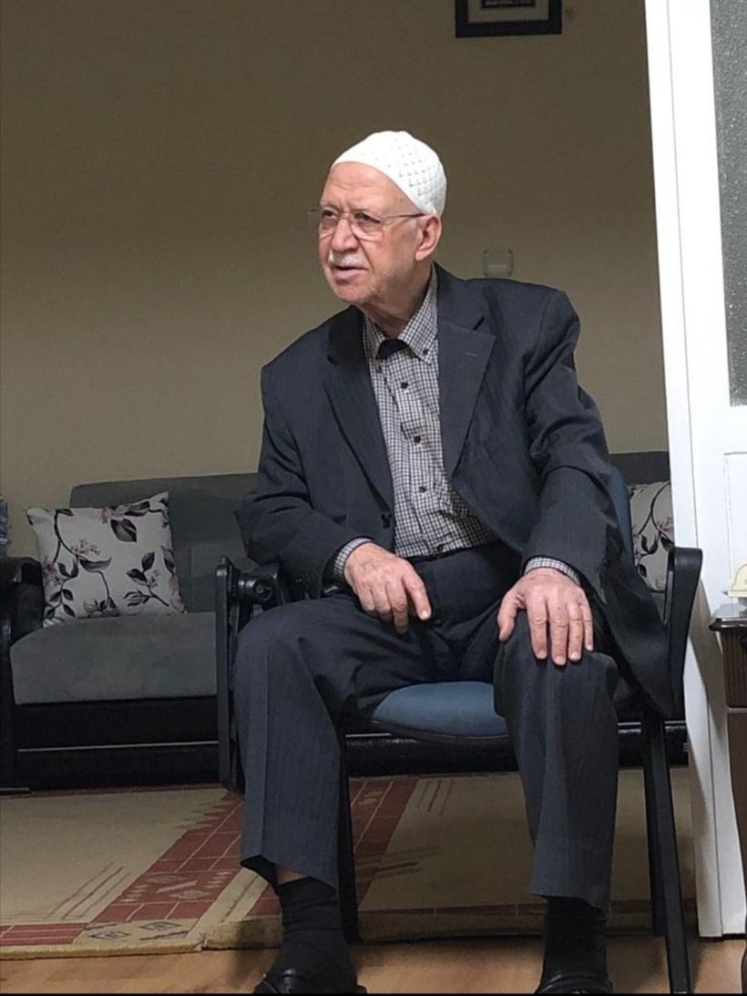 Halil Karakoç (84) Menemen R Tipi Cezaevi’ndeki koğuşunda tek başına hiçbir ihtiyacını göremiyor. Günde 14 ilaç kullanan ve kalça kemiğinde protez olan Karakoç, yatağından çıkamıyor. Bu haldeki bir hasta neden ısrarla cezaevinde tutuluyor?@yilmaztunc Cezaevinde HayatlarBitmesin