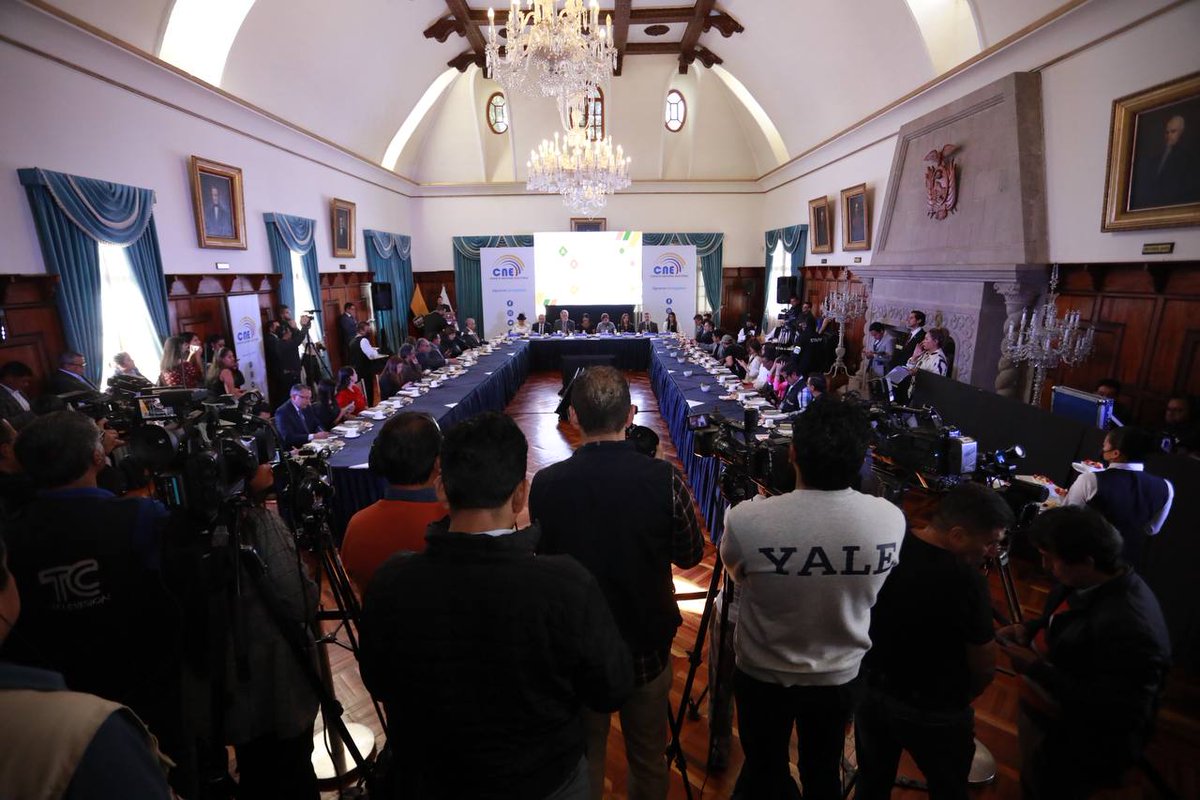 CNEManabi's tweet image. #StalinCardona: El proceso de inscripción es muy fácil. Se pueden conectar a cne.gob.ec donde hay un botón del micrositio de información sobre el #VotoTelemáticoEnElExterior.

#ConversatorioVotoTelemático🗣️