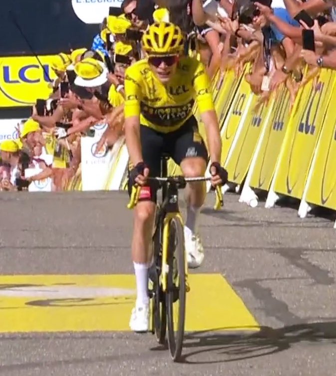 mario_sabato's tweet photo. Jonas Vingegaard sentenció su bicampeonato en el Tour 2023!
Tadej Pogacar no pudo seguir el ritmo de lote de favoritos y el líder danés le metió 5m45 para dominar por 7m35 la general. Impresionante.
La etapa la ganó desde la fuga el austríaco Felix Gall con actuación memorable. https://t.co/Q86fXImJK1