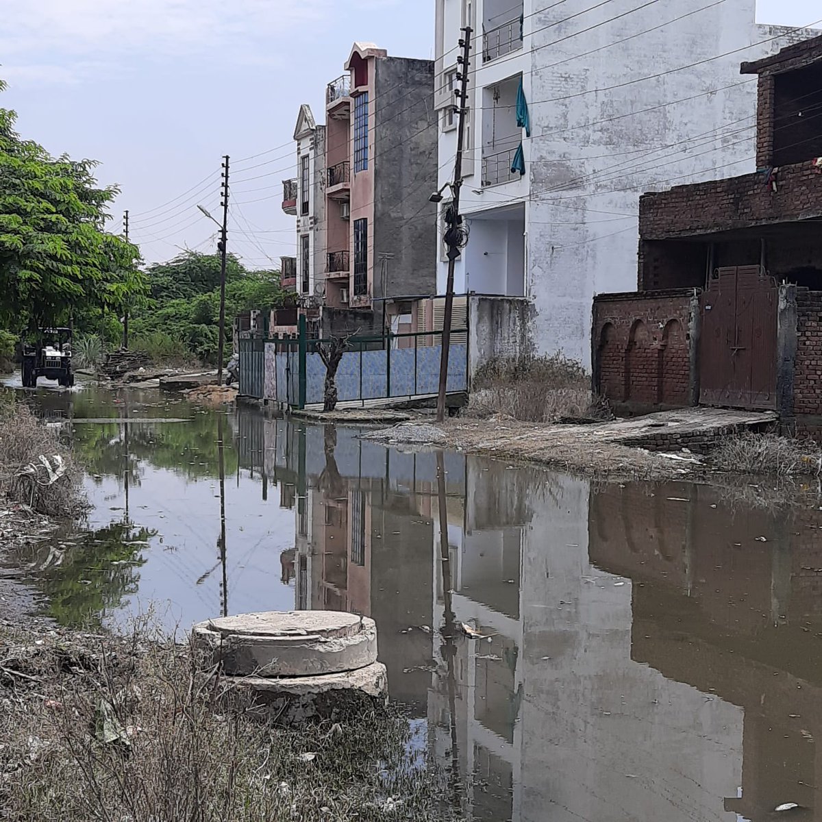 RahulVardhan24's tweet photo. Rpctd CM/CMO
Sec B1 Resi, Tronica City Ghaziabad
Pls SOS, after flood
Ttl blockage of drainage system, Ttl darkness, snakes  floating n coming in houses.  No help from Admin.
@myogioffice
@myogiadityanath
@dm_ghaziabad
#YamunaWaterLevel
#यमुनानदी
@ndtvindia
@nkgurjar4bjp
@aajtak https://t.co/c0QDavcPqt