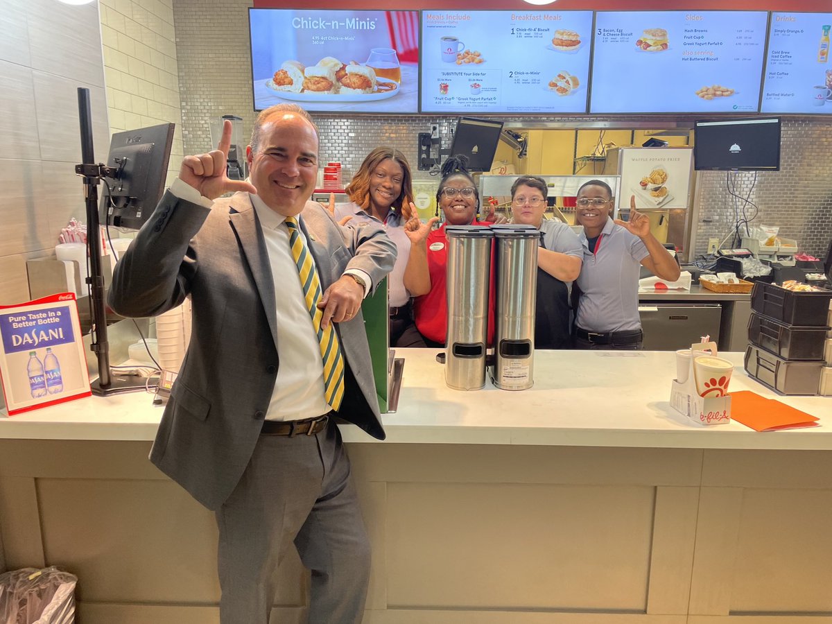 SLUPrez's tweet photo. This team brings it ⁦@oursoutheastern⁩ their smiles and customer service excellence supports our core values essential to our mission!!! https://t.co/pN0ouZMQKG