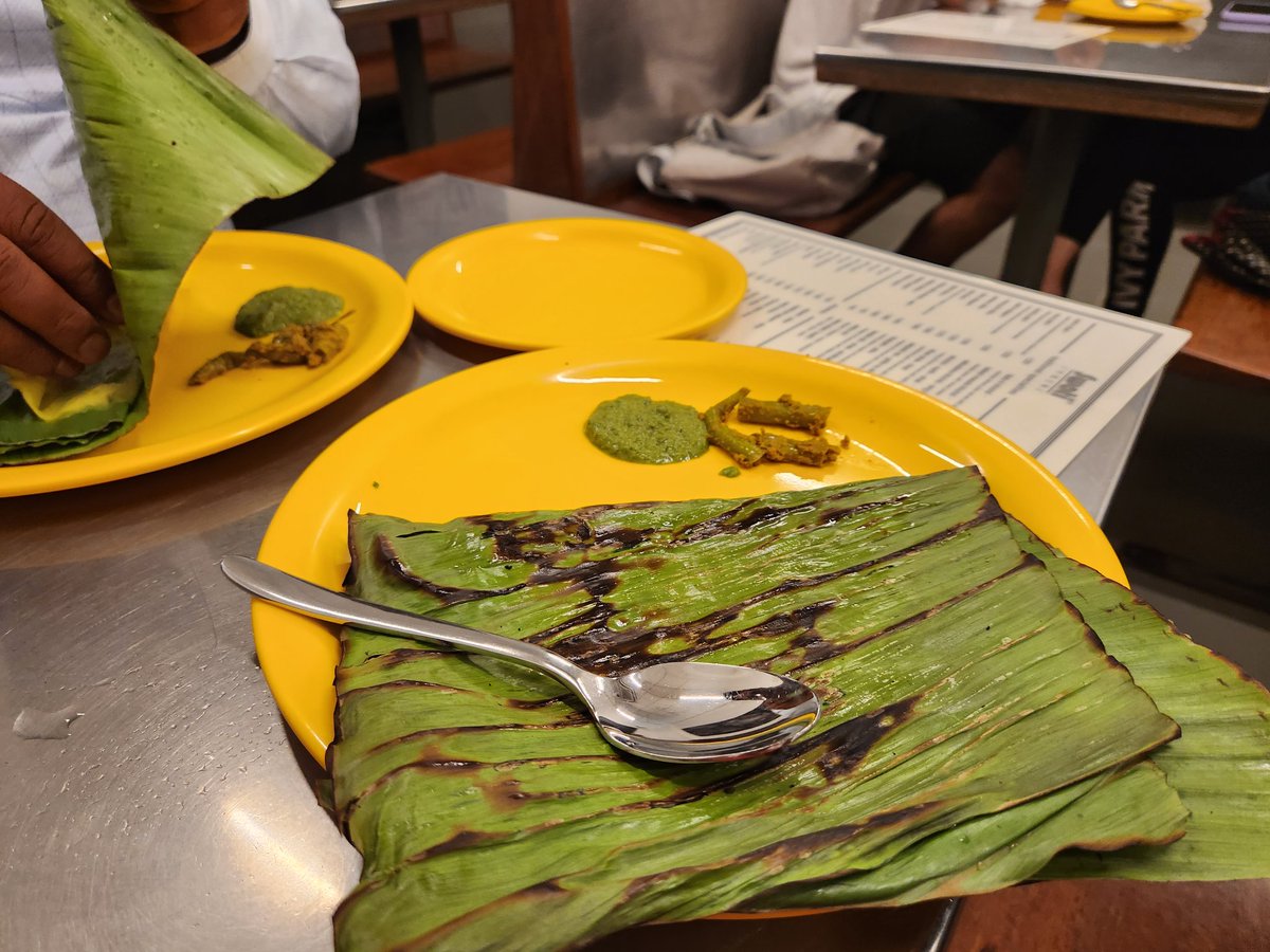vishalgondal's tweet photo. Chillin' with my bhai @vijayshekhar at #SwatiSnacks, as #MumbaiRains create the perfect mood outside. Nothing beats tucking into some garam filter coffee, panki chatni and handwo when the baarish hits the city! Loving these Vibes ! ☔🍛💕 https://t.co/pXFPyFeDp8