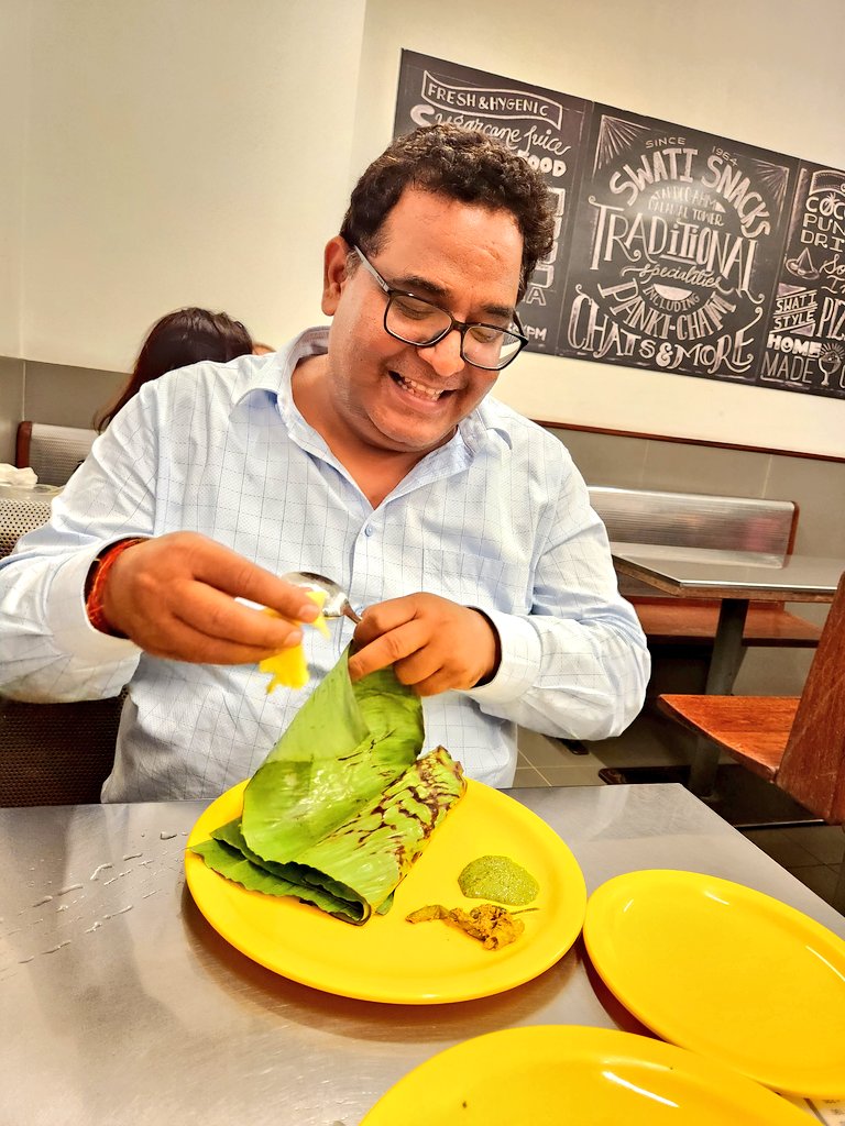 vishalgondal's tweet photo. Chillin' with my bhai @vijayshekhar at #SwatiSnacks, as #MumbaiRains create the perfect mood outside. Nothing beats tucking into some garam filter coffee, panki chatni and handwo when the baarish hits the city! Loving these Vibes ! ☔🍛💕 https://t.co/pXFPyFeDp8