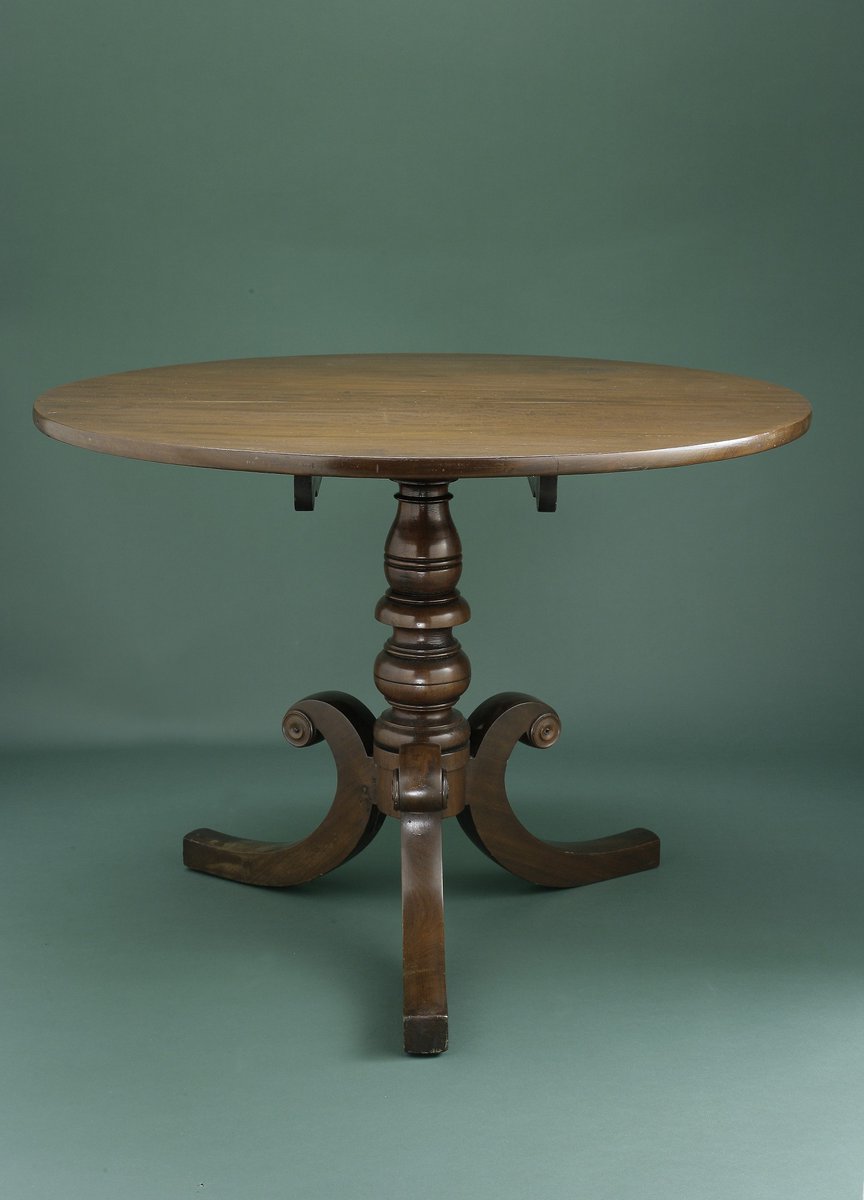 Today in 1848: Women's rights convention began in Seneca Falls, N.Y.

The Declaration of Sentiments was drafted on this table. The convention and Declaration mark the start of the formal women’s rights movement in the U.S.

Learn more: s.si.edu/3O225cZ