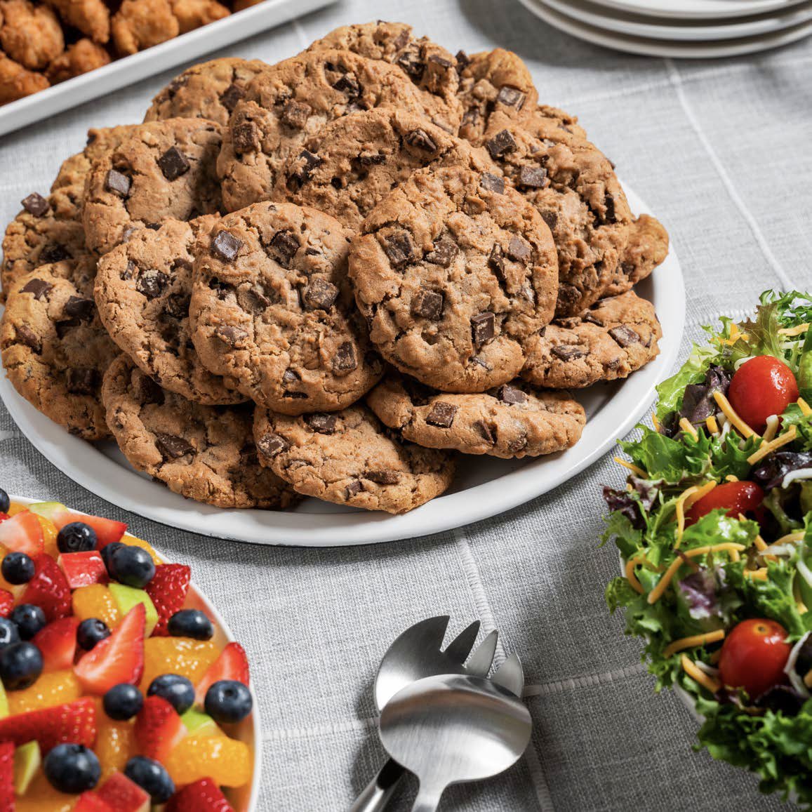 cfamj's tweet photo. Is it a party without dessert? Enjoy our warm Chocolate Chunk Cookies, catered 🍪
Order ahead on the Chick-fil-A App. https://t.co/j5tUxTO6Ak