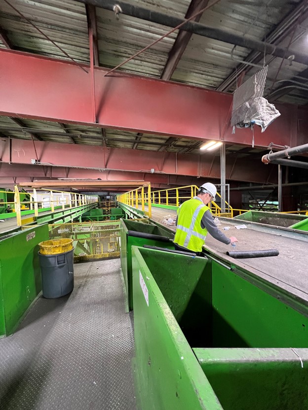 santamonicacity's tweet photo. Have you ever wondered what happens to your recyclables? Each commodity is sorted, baled, and shipped off to be made into new products. Metal, aluminum, and glass are processed in the United States, while paper, cardboard, and plastics are processed in Southeast Asia and Mexico. https://t.co/emWk59j0tM