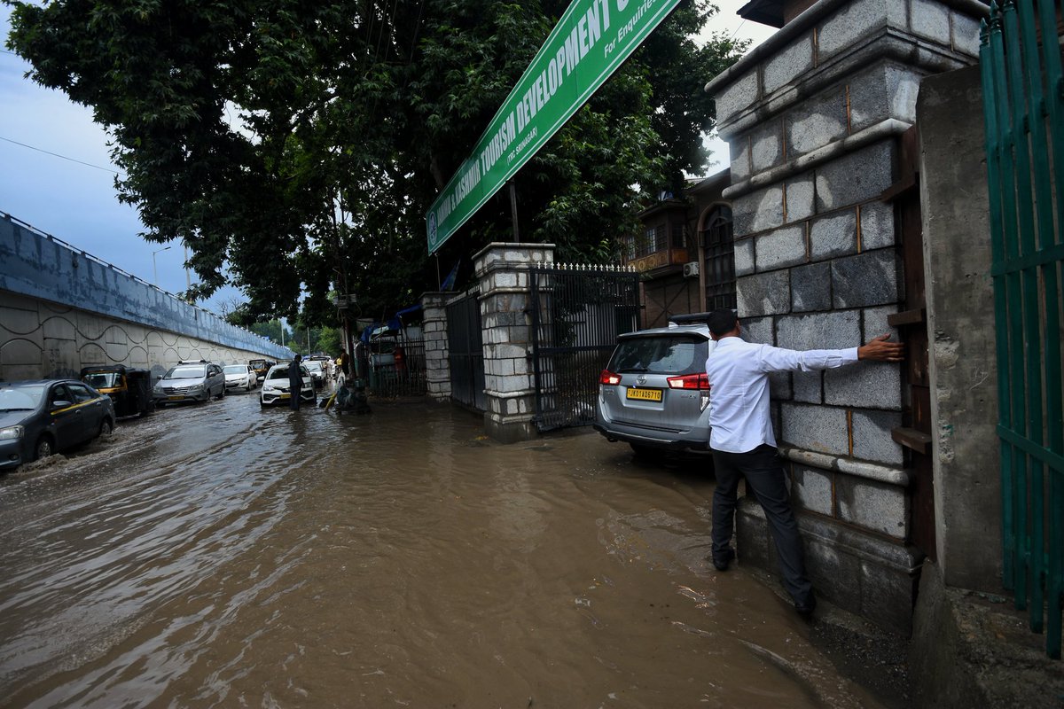Mubashir Hassan (@mubi7press) on Twitter photo #Srinagar
J&K : Heavy rains have caused water-logging in areas of Srinagar. Locals say that administration has failed to provide proper drainage system under the smart city project.
<a href="/OfficeOfLGJandK/">Office of LG J&K</a>
<a href="/srinagaradmin/">Srinagar district administration</a>
<a href="/saroshkafeel3/">S.K.</a>
<a href="/JandKTourism/">Jammu & Kashmir Tourism</a> #Waterlogging #jammukashmir #Srinagar
J&K : Heavy rains have caused water-logging in areas of Srinagar. Locals say that administration has failed to provide proper drainage system under the smart city project.
<a href="/OfficeOfLGJandK/">Office of LG J&K</a>
<a href="/srinagaradmin/">Srinagar district administration</a>
<a href="/saroshkafeel3/">S.K.</a>
<a href="/JandKTourism/">Jammu & Kashmir Tourism</a> #Waterlogging #jammukashmir