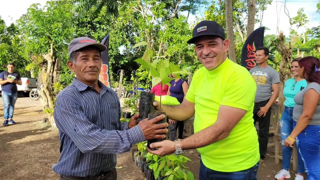 alcaldeiliath's tweet photo. Más de 50.000 plantas de Cacao entregadas a nuestros productores de la parroquia Tavera Acosta del Municipio Andrés Mata.

@NicolasMaduro 
@GPintoVzla 
@dcabellor 

#productoresdecacao
#andresmata
#sucre https://t.co/GT9dsq4UAN