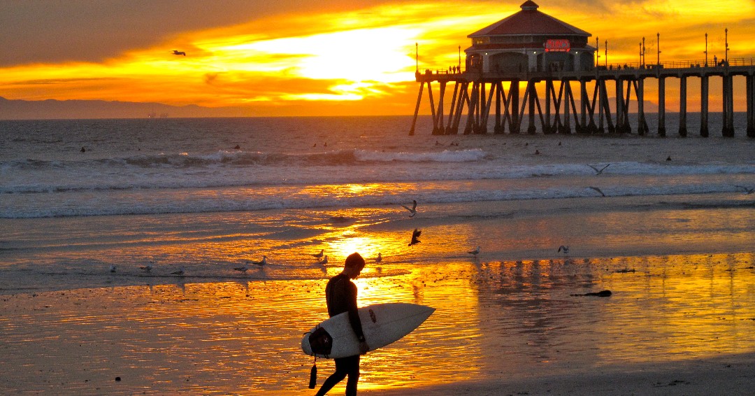SupportCali's tweet image. 🏖️ Soaking up the sun in Huntington Beach, also known as Surf City USA. Catching waves, strolling along the iconic pier, and embracing the laid-back beach culture. Hang ten! 🤙🌊 

#HuntingtonBeach #SurfCulture