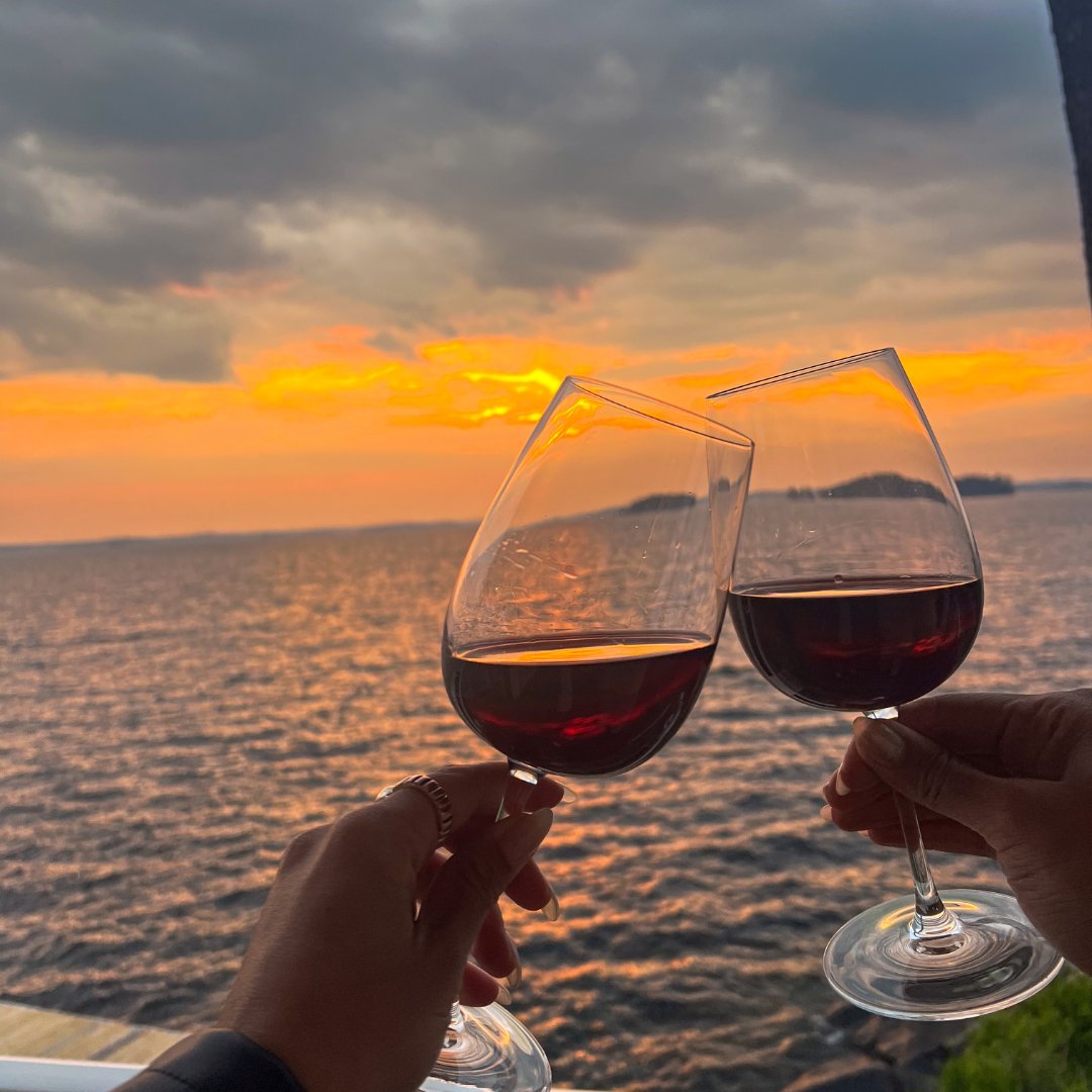 Experience the ultimate midweek relaxation at the Boathouse Restaurant on Lake Muskoka with our Wind Down Wednesday! Enjoy 1/2 price bottles of wine that pairs well with the stunning sunset view from our patio 🌅🍷

Make a reservation today! taboomuskoka.com/dine/boathouse…