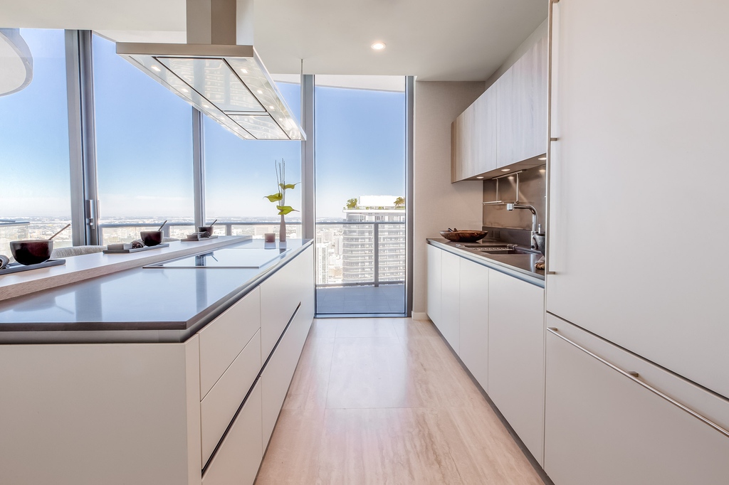 nestcasamiami's tweet image. From sleek countertops to stylish storage solutions and city views, this spacious kitchen has it all. ⁠

Styling by @NESTCASA from our @brickellflatiron project.
.⁠
#interiorstyling #interiorstylist #kitchenstyling #kitchendecor #kitchendesign #luxurykitchen ⁠#miami #miamifl