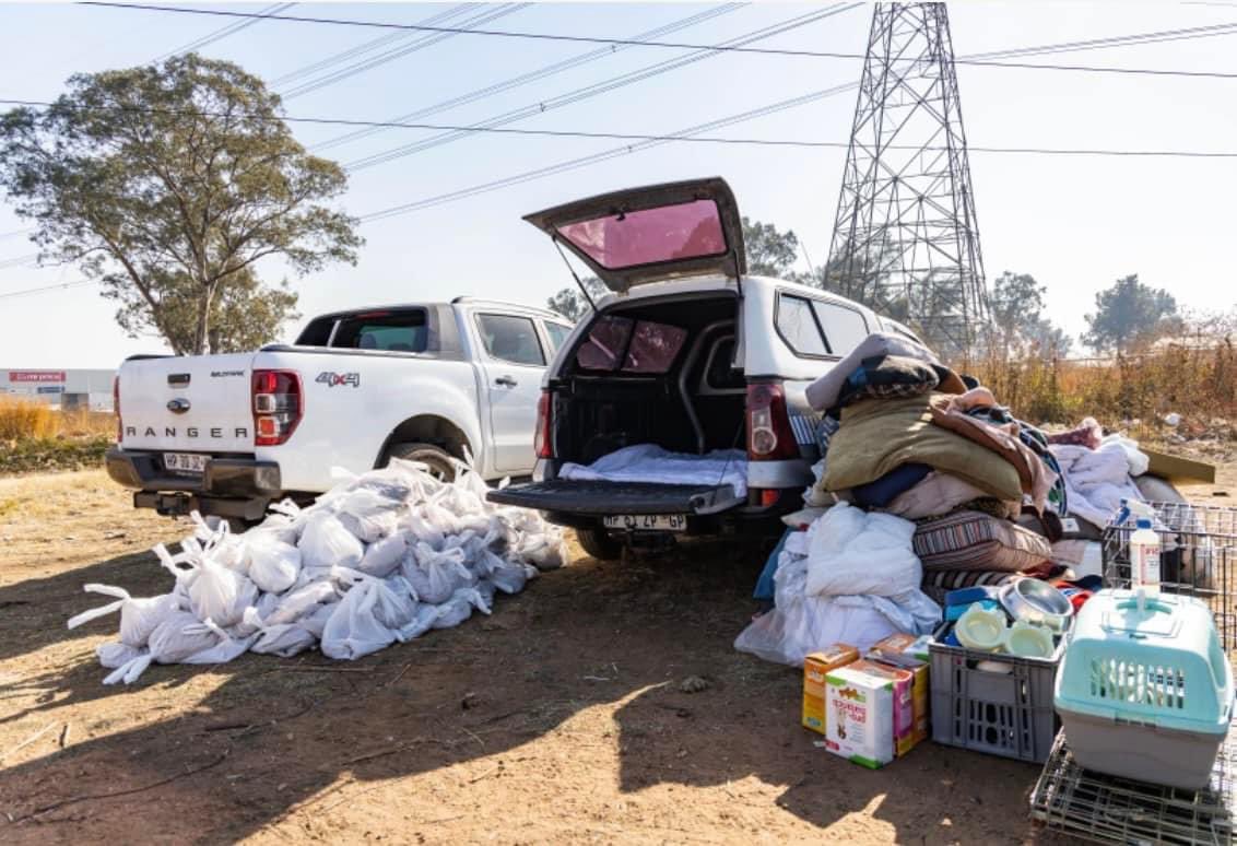 TheDogsTrust's tweet photo. Mandela Day! 

What a great day…lots of dogs helped with dog food, deworming, meds and blankets. 

Lapa Pub  Fourways Gardens Shopping Centre joined in the fun and helped with food and juice for the community, thank you guys, it was an absolute privilege to work with you! https://t.co/AM6gXwmUOG