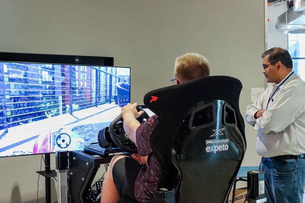 expetowireless's tweet photo. Last week the @5GOILab, @Shabodicorp  &amp; Expeto teamed up for a unique demo. Users drove an RC truck over #5GSA with full motion feedback from a  simulator. The combo of fun &amp; function was a hit!

Learn how Expeto #5G powers #NextGen #mobile use cases: https://t.co/drWHdLxWxx https://t.co/RWiKwNGO6k